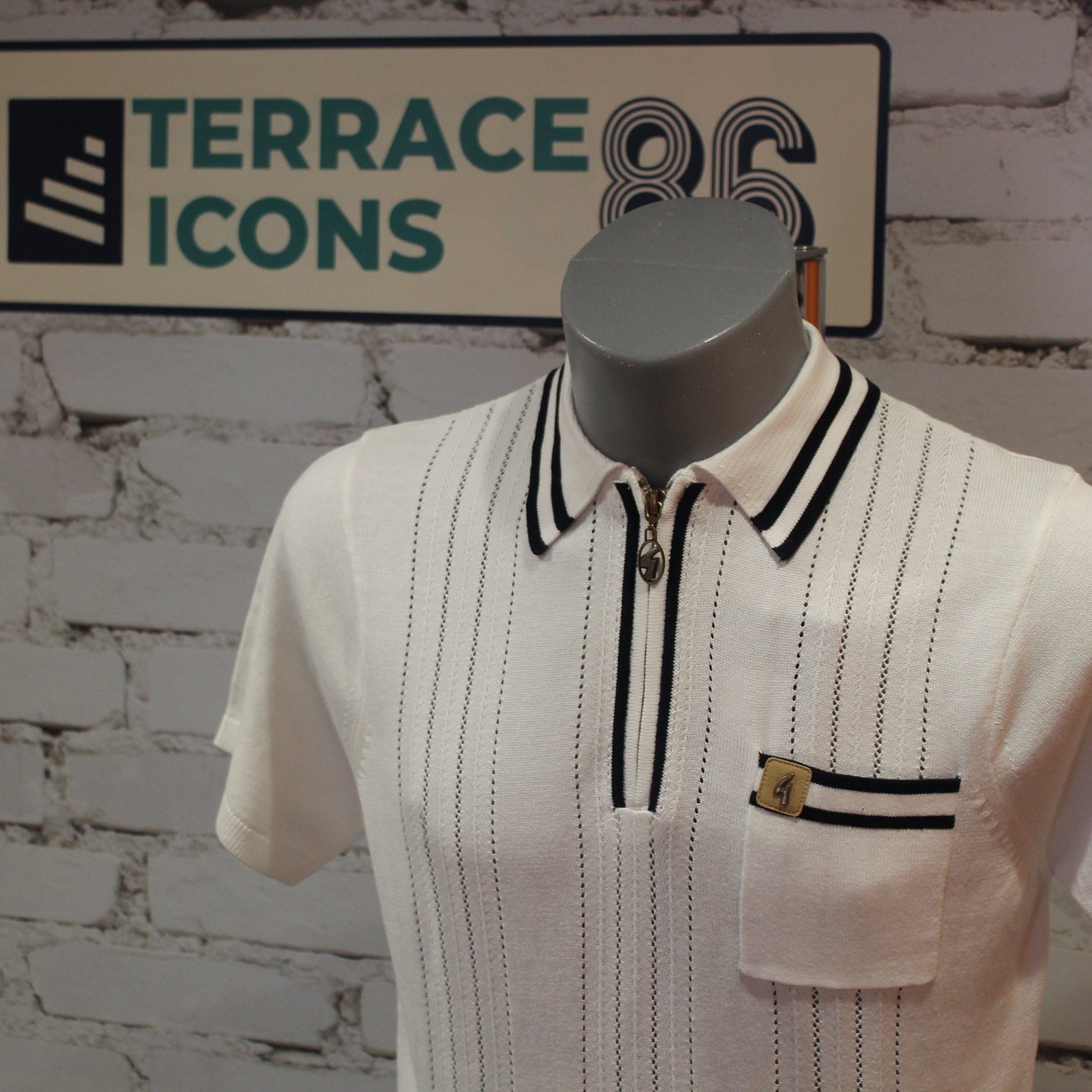 Gabicci Vintage Johnson Short Sleeve Zip Neck Knit Polo - White